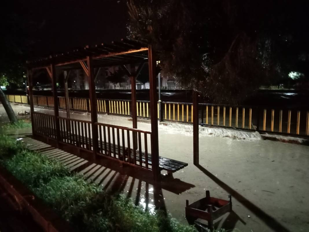 Samsun’u sağanak vurdu: Terme Çayı taştı - Resim: 3